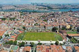 Karagümrük semtinin tam orta yerinde bir stad ve bu stadı bizim dedelerimiz 1926 yılında bostandan bozarak. Fatih Karagumruk Te Super Lig Sevinci