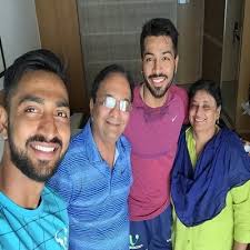 Hardik Pandya Family Biography Girlfriend Career Debut Ipl More Natasa shared a loved up photo of herself and hardik. hardik pandya family biography