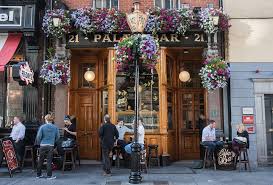 The Palace Bar Dates Back To 1823 And Is One Of Dublin S Oldest Pubs Located Close To Temple Bar On Fleet Street In The He Dublin Dublin Pubs Madrid Nightlife