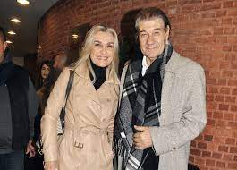 Realizará un ciclo semanal una vez por semana, secundado por fernando borroni, sofía caram y en su editorial reflexionó sobre la justicia por mano propia y recordó sus palabras cuando le robaron a su hija en. Cuantos Anos De Casados Llevan Victor Hugo Morales Y Su Esposa Revista Paparazzi