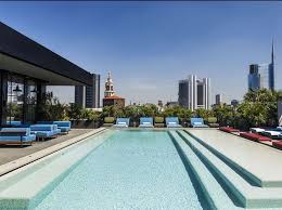 Evasion Les 25 Plus Belles Piscines D Hotel Elle Decoration Hotel Piscine Piscine Sur Le Toit Milan