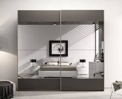 Gli specchi per camera da letto sono fondamentali perché oltre alla loro funzione primaria possono apportare un valore aggiunto nell'ambiente. Arredare Con Gli Specchi La Camera Da Letto