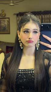 Alina Amir Golden Saree New Video