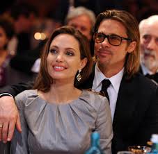 As brad pitt and angelina jolie engage in a custody battle, here's a look at how they went from onscreen love interests to divorced couple. Angelina Jolie Reicht Scheidung Ein Brad Pitt Ist Sauer Welt
