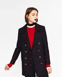 Aujourd'hui, on voit ce manteau s'élargir et prendre une forme boyfriend pour un effet loose. Noel Occidental Porter Veste Militaire Femme Zara Lespeillasses Com