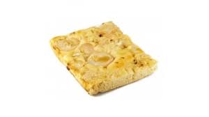 La focaccia dà il meglio di sè appena sfornata ma la puoi conservare per qualche giorno in un la mia versione di focaccia prevede una farcitura con la cipolla rossa di tropea, olio extra vergine di oliva e. Focaccia Con Cipolle Pane Pasticceria Grissini E Crackers Spesa Online A Casa Confronta Le Offerte Di Spesa A Domicilio Pam Cooplombardia Miaspesa It