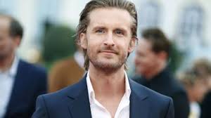 Assistant personnel de la chanteuse, chauffeur, il est aussi choriste. Nicky Larson Ne Craint Personne Pas Meme Le Grand Ecran