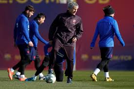 (kiri), gelandang spanyol alex fernandez (2r) dan gelandang belanda jens jonsson (kanan) menantang penyerang barcelona asal argentina lionel messi selama pertandingan sepak bola liga spanyol antara cadiz. Preview Barcelona Vs Granada Menanti Magis Setien