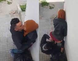تصوير مخفى لشرموطه محجبة فيرجن وعشيقها فى الشارع