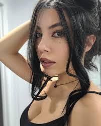 Violet Sinclair's Instagram, Twitter & Facebook