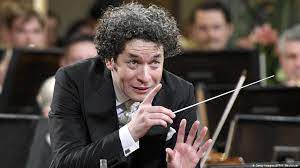 Der typ bewegt sich am podest wie ein. Gustavo Dudamel Der Verbannte Stardirigent Der Revolution Amerika Die Aktuellsten Nachrichten Und Informationen Dw 28 06 2018