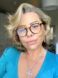 Julia Winter Studio — Bio Site