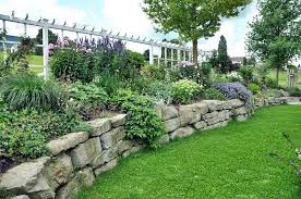 Damit man weiterhin an den seiten problemlos in den garten gelangt, gibt es dort eine umlaufende stufe. 14 Ubergang Terrasse Zu Garten Ideen Garten Steinmauer Garten Vorgarten