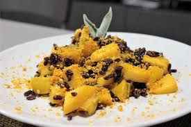 Come extra in più, se non hai voglia di mangiare o cucinare da te (pagando un piccolo supplemento) possiamo cucinare una cucina tradizionale baiana come il pesce salato o il pesce volante e riso, pollo e riso jerk, treccine e purè (o cuculo dell'albero del pane) o stufato di cibo con verdure bajan per voi. Insalata Di Riso Venere E Pesche Chef Sergio Maria Teutonico