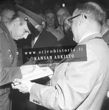 Juri gagarinista tuli yhdessä yössä koko maailman tuntema sankari, ja neuvostoliiton kommunistinen johto otti siitä kaiken irti. Neuvostokosmonautti Juri Gagarin Vierailee Suomessa Kansan Arkisto Finna Fi