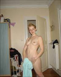 Freundin nackt ausgezogen vor dem Duschen - Private Nacktfotos