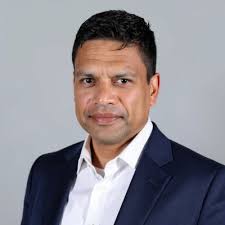 Now that we've celebrated and survived the Christmas and two birthdays week  (P turned 1 and T turned 3), it's time to make it LinkedIn official: The  John Family will retire from