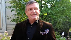 Born hans peter kerkeling in recklinghausen on december 9, 1964, he spent his teen years playing in the band gesundfutter before moving into comedy, first earning attention via appearances on german radio outlets wdr and br. Hape Kerkeling Kehrt Ins Fernsehen Zuruck Schone Ideen Auf Der Pfanne Stern De