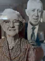 Who lived at the Hollandale House Apartments