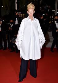 Tilda swinton dons the palm dog collar. Temgytavw3mavm