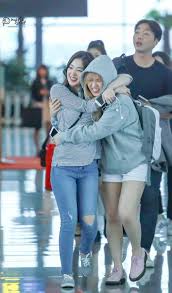 What is real heights of them ? Wendy ì†ìŠ¹ì™„ Station Like Water On Twitter December 14th In Hug Day In Korea And Wendy Was Chosen As An Idol Whose Height Is Perfect To Fit In Your Arms It