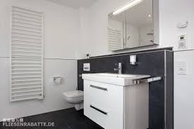 Badezimmer Halbhoch Gefliest Bodenfliesen Keraben Future 60x60 Cm Mit An Der Vorwand Verlegt Abschlussleist Badezimmerboden Badezimmer Einrichtung Badezimmer