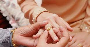 Memilih cincin tunangan dan cincin kawin adalah 2 poin dalam list persiapan pernikahan yang membutuhkan banyak pertimbangan. Selain Bertambah Manis Ini Yang Korang Kena Tahu Kenapa Cincin Tunang Disarung Di Jari Manis
