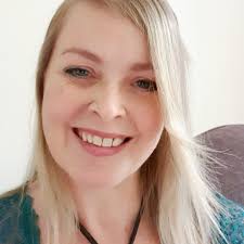 Liz Carter's Instagram, Twitter & Facebook