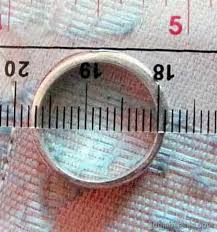 Begini cara mudah untuk menentukan ukuran cincin yang sesuai dengan jari kamu. 10 Cara Mudah Mengukur Jari Untuk Cincin Supaya Pas