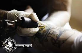Bu özel kağıttaki resmi dövme yaptıracağımız bölgeye yapıştırır ve çıkan resim üzerinde çalışmaya başlar. Esenkent Dovmeci Studyo Istanbul Dovme Tattoo Art Timucin