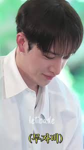 Leti por favor, sólo está cortando sandía... TOCA LA HIERBA O ALGO! Sandía  y Bangchan, lo mejor para pasar el verano ☀️ #bangchan #chan  #christopherbang #comeback #ate #straykids #skz #stay ...