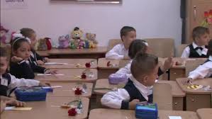 Unul singur sta cu mîinile la piept si mediteaza. Ce Au Gasit In Banci Elevii Pentru Care Anul Scolar A Inceput Fara Manuale Criza Fara Precedent Din Invatamant Continua Stirileprotv Ro