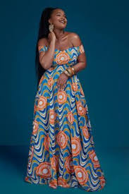 Robe midi en tissu pagne africain motif bogolan épaules dénudées avec ceinture , longue manches bouffante froncées aux poignets. Soldes Modele Longue Robe En Tissu Pagne En Stock