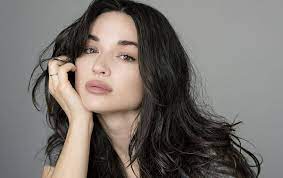 A studiat dansul de la o vârstă fragedă, a fost membra activa a teatrului local și a jucat în musicalurile annie. Crystal Reed Bio Relationship Siblings Now Spouse Sister Mother