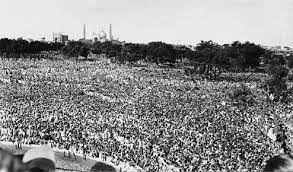 On this day, india gained independence from the british after being ruled by them for nearly 200 years. Rahul Kanwal On Twitter Goosebumps 15 August 1947 Scene At Red Fort On First Independence Day Photo Homai Vyarawalla Independenceday Http T Co B6jkb654dg