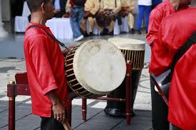 Cara memainkan tifa adalah dipukul, sekilas cara memainkan tifa ini tidak jauh amyen adalah sebuah alat musik yang dibuat dari kayu putih. Tifa Totobuang Harmonisasi Budaya Dalam Alunan Nada