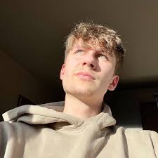 Lukas Manka (@lukas.mka) • Threads, Say more