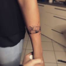 Tatouez vous propose une magnifique collection 100 tatouage bracelet pour femme, de véritables bijoux corporels qui vous donneront plein d'idées et inspiration. 100 Idees De Tatouages Bracelet Pour Femme Tatouez