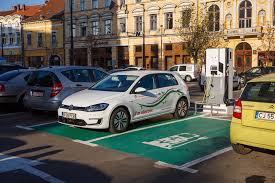 Mașinile electrice ne ajută să avem grijă de mediul înconjurător. StaÅ£ii De IncÄrcare Pentru Masinile Electrice Din Cluj Napoca Soferii Isi Pot IncÄrca Masinile Gratuit Foto Cluju Ro