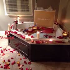 что подарить парню на 14 февраля день святого валентина Chto Podarit Parnyu Muzhu Na Den Svyatogo Valentina Hochesh Podarit Lyubimomu Dejstvitelno N Romantic Room Surprise Romantic Valentines Day Ideas Romantic Room