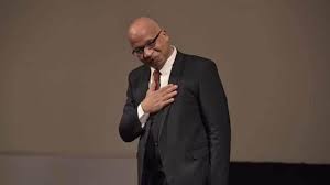 شريف دسوقي (26 نوڤمبر 1967، الإسكندرية) هو حكّاء وممثل ومؤلف ومخرج مصري، وصاحب جائزة أفضل ممثل في مهرجان القاهرة السينمائي الدولي التاسع والثلاثين عام 2018. Z G5ymix S7agm