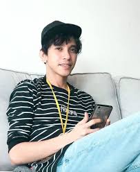 12 tahun menyepi, dengan hanya satu kemunculan dalam video throwback 90an di gegar awal tahun ini, nama naqiu terus memuncak dan bangkit. Saya Dah Tempuh Keadaaan Ni Dari Zaman Sekolah Lagi Digilai Peminat Wanita Naqiu Tiada Masalah Gempak