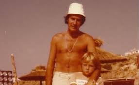 La serie verano azul fue una famosa serie española que se rodó en su mayor parte en nerja y fue dirigida por el famoso director antonio mercero. Muere Manuel Tejada El Padre De Bea Y Tito En Verano Azul El Correo