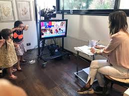 Maria luisa godoy no pudo contener la risa mientras anunciaba un auspiciador del matinal de tvn la animadora de buenos días a todos sufrió un verdadero ataque de risa en vivo, donde intentó leer un anuncio al menos tres veces. Maria Luisa Godoy Conduce El Matinal De Tvn Desde Su Casa Flanlate