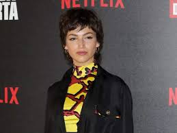 Ha raggiunto la fama internazionale nel 2017 grazie all'interpretazione di tokyo nella serie televisiva la casa di carta. Ll2knfzaywawym
