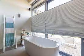 het duette gordijn is ideaal voor de badkamer de vochtbestendige stoffen zijn beter bestand tegen vocht en condens desondan gordijnen badkamer raamdecoratie