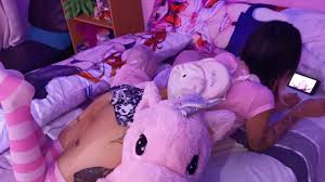 Watching porn on her cell phone and no panties, waiting to be fucked -  XNXX.COM