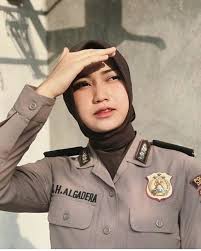Wanita berhijab juga perlu melakukan perawatan kesehatan kulit, mulai dari kulit tubuh hingga kulit kepala. 8 Ide Akpol Kecantikan Pejuang Wanita Wanita
