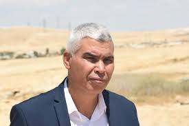 בכתב התביעה שהוגש נגדו מתוארת פלישה שלו ושל משפחתו אל 35 דונם. Endxuerojxivum