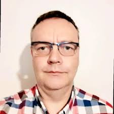 Levo sam ja iz 2018. godine, a desno je slika od juče. Pritom, čisto da  navedem, ovo nije moja najdeblja faza. Košulja je ista, a ja mršaviji 80 kg  u odnosu na